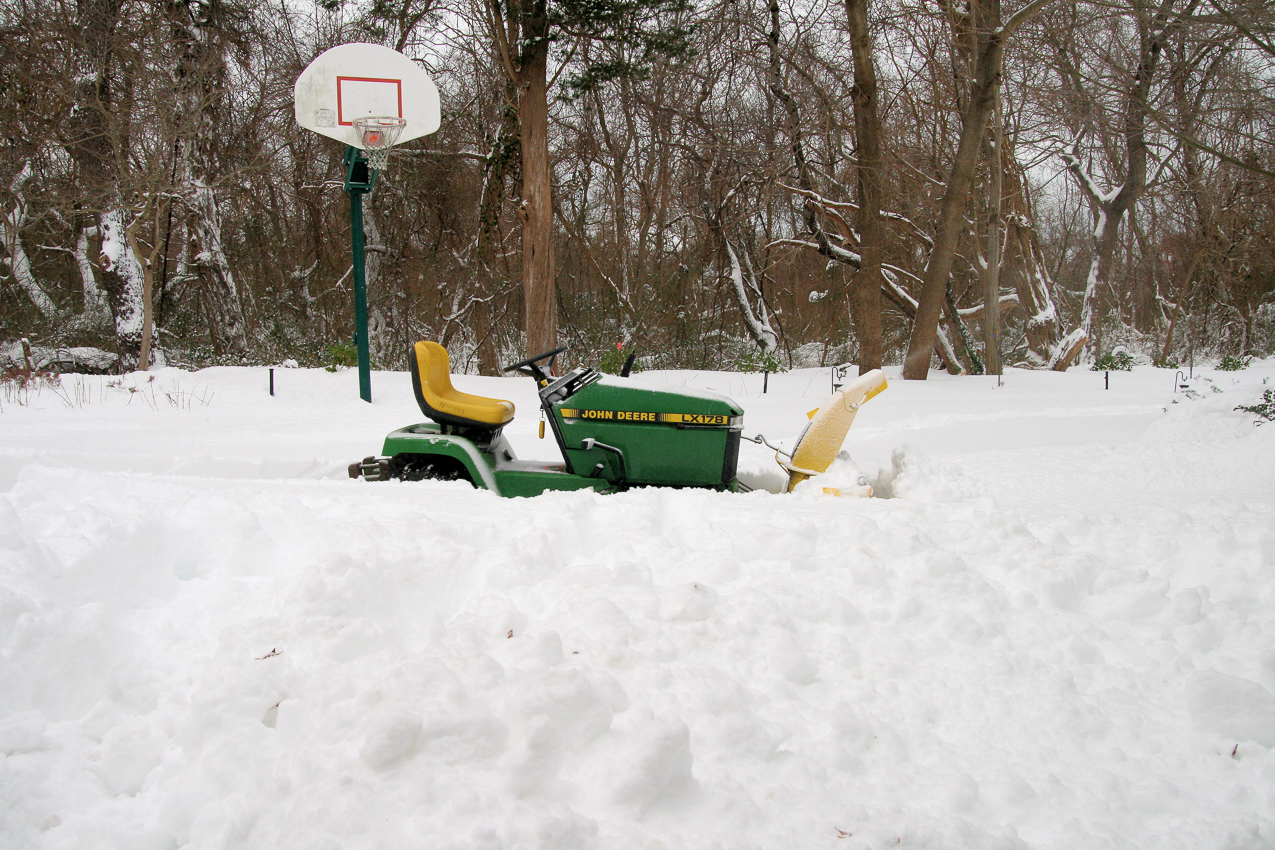 Snowstorm 2009 Johnny  ~~  Johnny Deere was having trouble