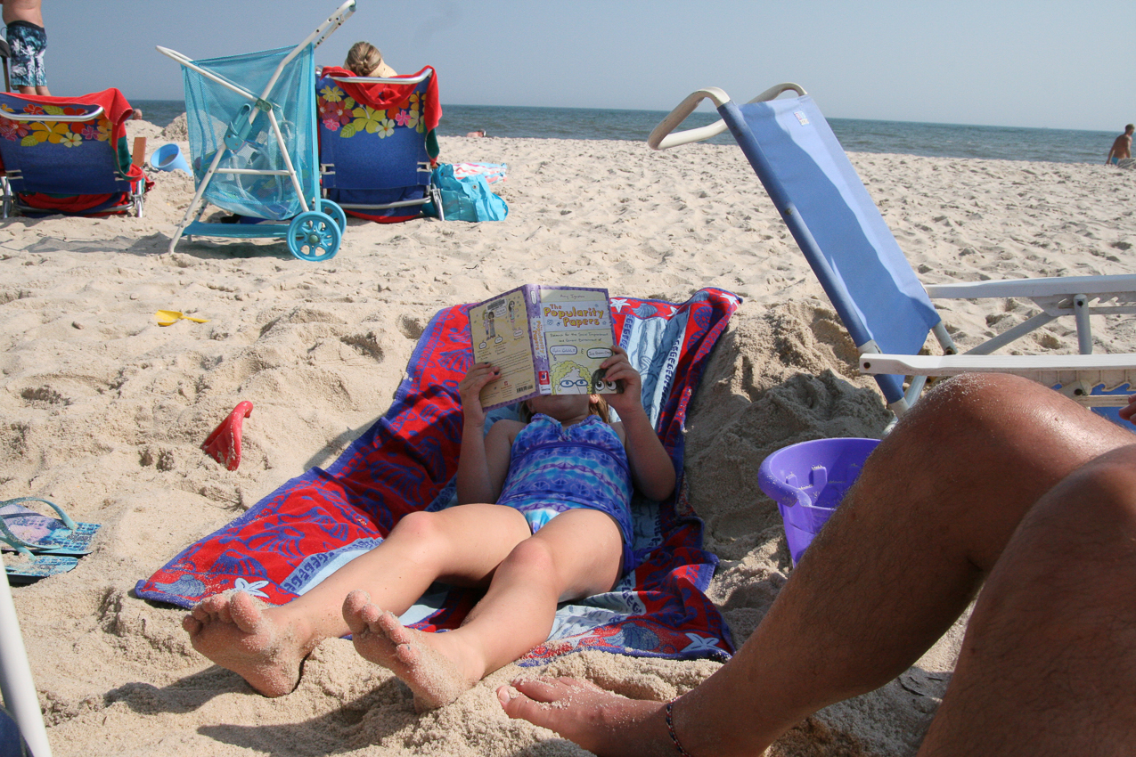 The Moo just readas and reads....even in a pit in the sand  ~~  even when on a towel on land, sometimes when there is sand in her hand......I am, I am.