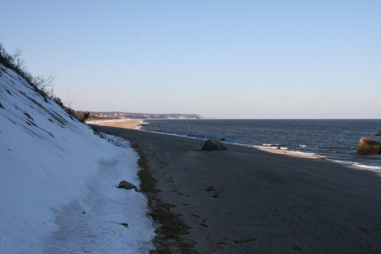 West towrds Cedar Beach....very desolete today.  ~~  