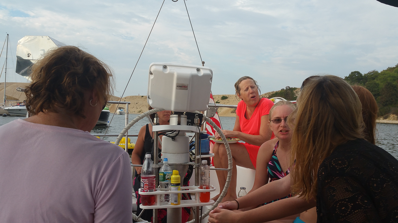 Chillin' with the crew.   ~~  All rafted up