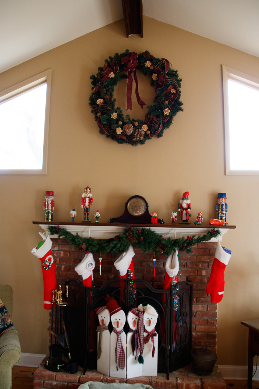 Christmas Day @ the Lynch Shack 2019  ~~  The Lynch Clan (and Kiki, Captain) all together.